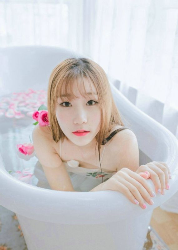 元气治愈少女玫瑰浴吊带湿身清纯性感夏日写真
