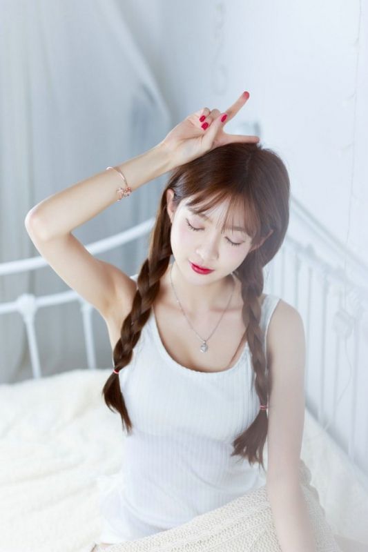 居家白色吊带睡衣少女可爱麻花辫甜美灵巧迷人写真