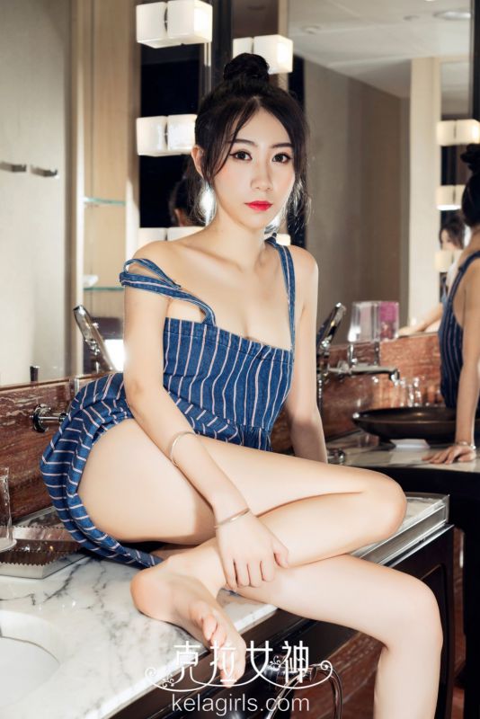 美女嫩模小鹿吊带短裙写真白嫩迷人