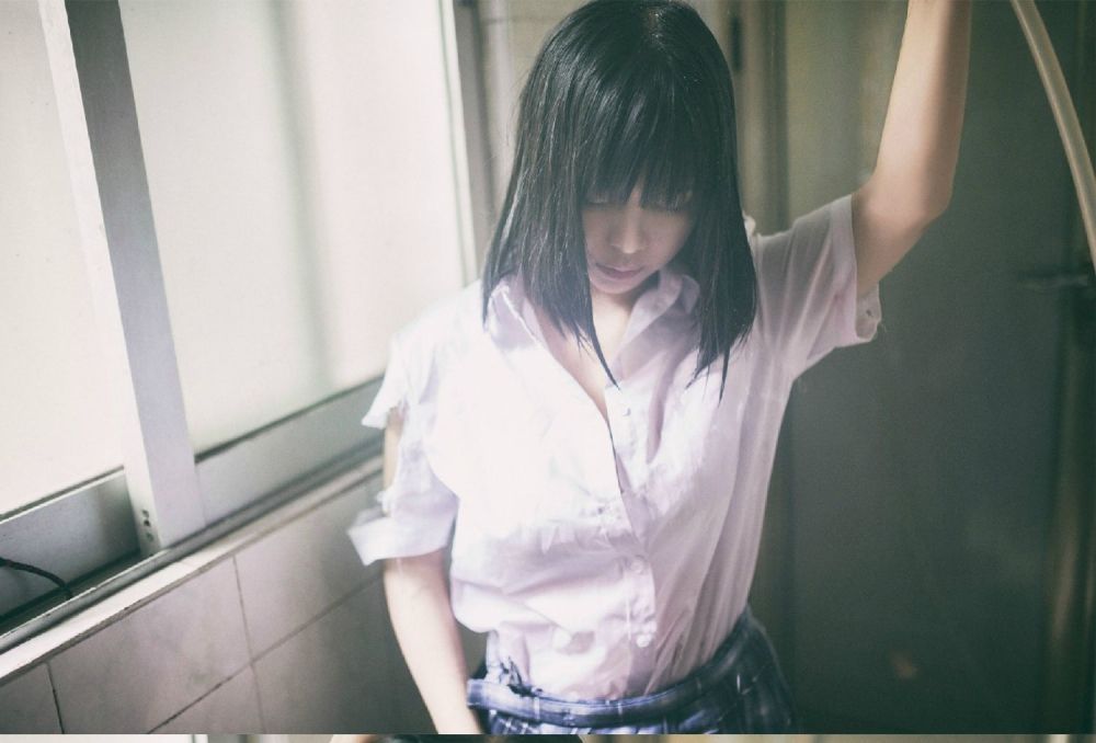 校园学生妹橘由纪Yuki湿身暴力《破蛹》写真