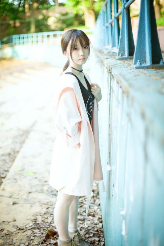 校园天真浪漫学生妹户外阳光俏皮性感街拍唯美写真