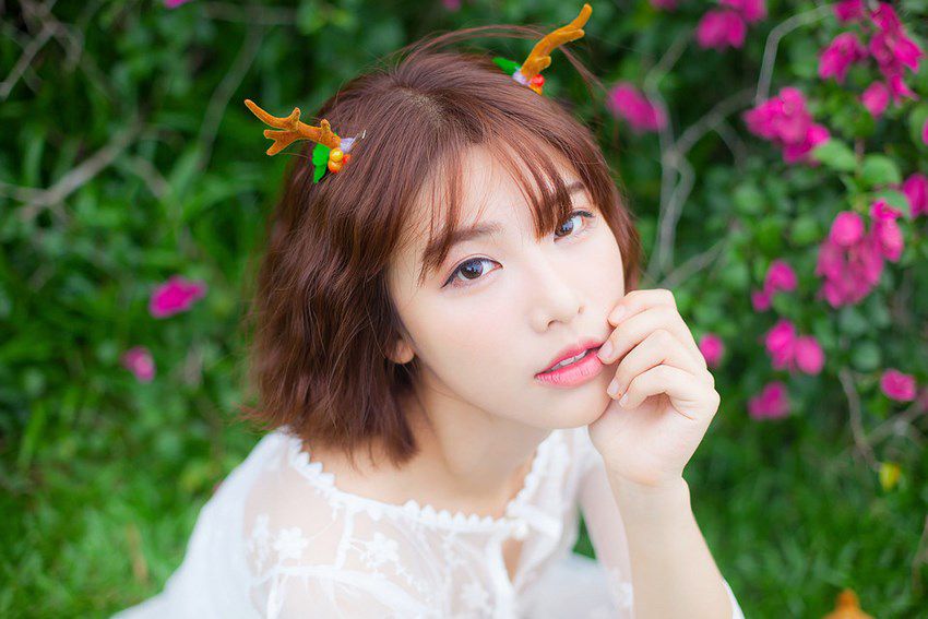 唯美森系美女花丛清纯写真