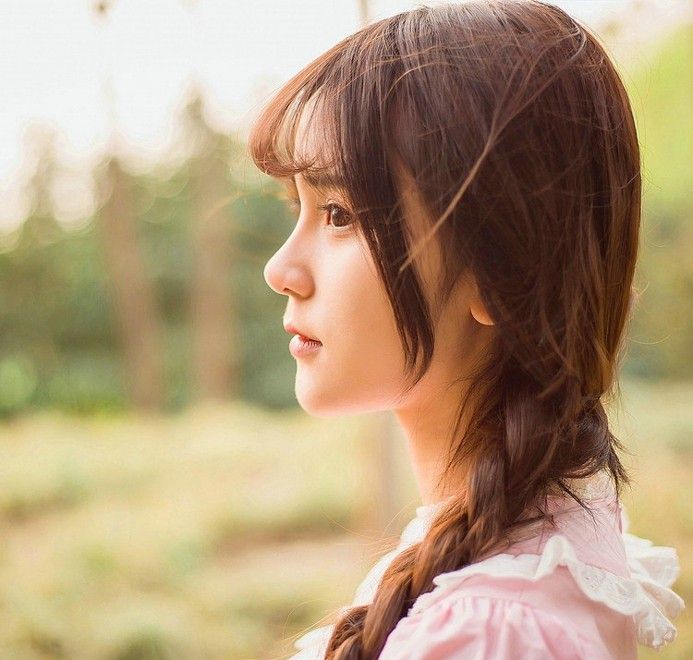 樱花树林下娇羞清纯白嫩少女可爱辫唯美户外写真