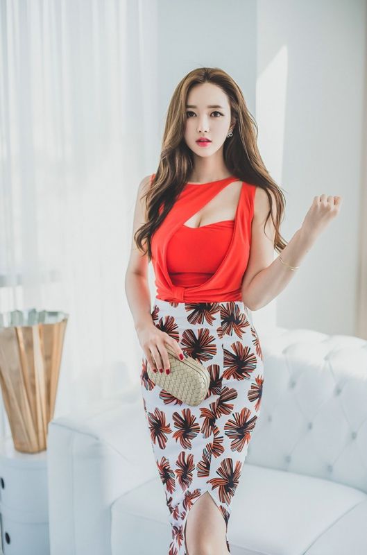 美女露胸装热辣红唇性感酥胸爆乳美腿写真图片