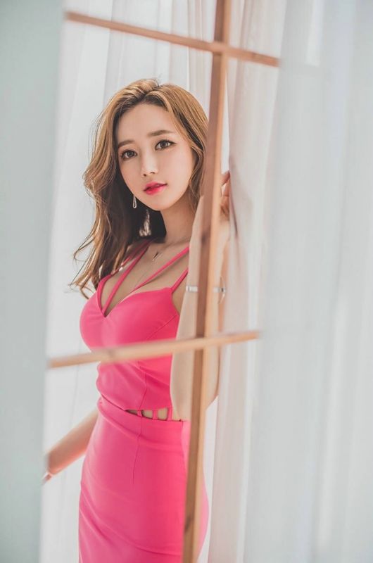 魅惑动人的美女模特美艳妖娆红唇爆乳粉裙妖娆身材曲线性感写真