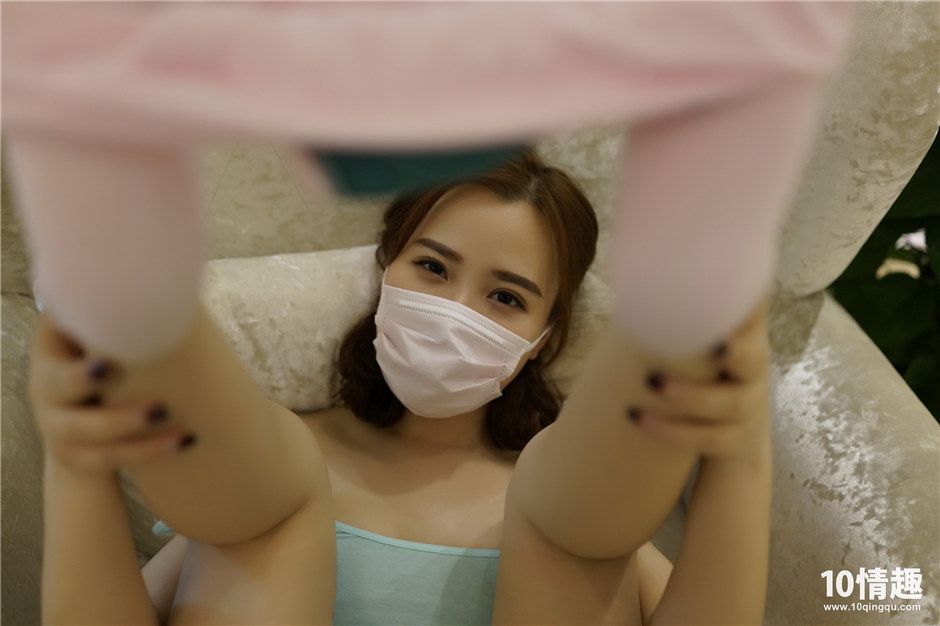 幼女吊带衫露乳肥臀沙发上性感风流诱惑写真套图