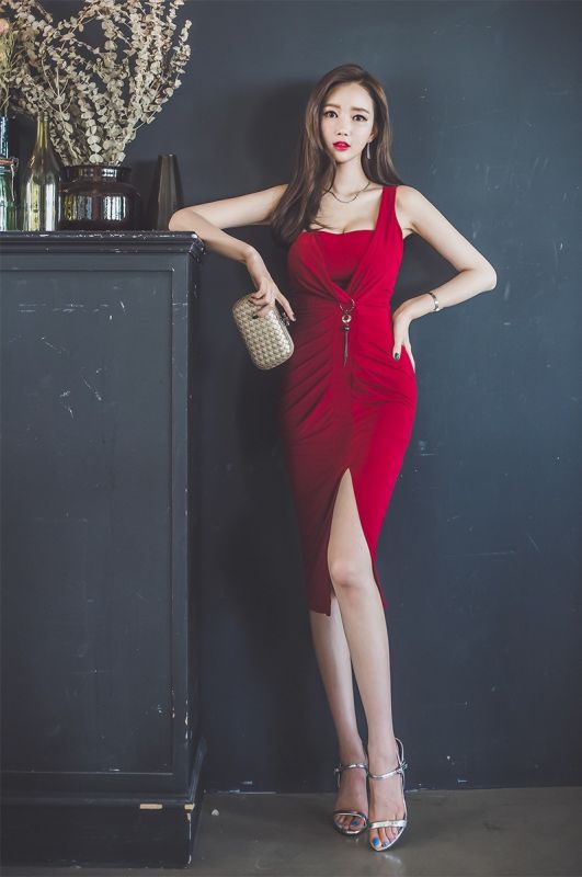 妖艳美模红艳单肩连衣裙美艳红唇迷人写真图片