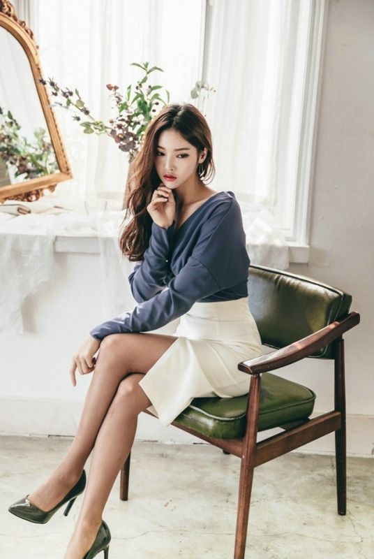 靓丽迷人美模包臀裙性感露胸大秀s曲线摄影写真