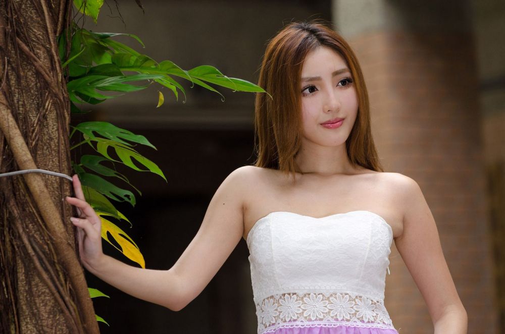 成熟女人赵芸水灵大眼街拍户外性感美女写真