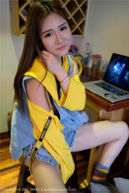 扎着苹果头的可爱美女羊羊Suger私房无内衣性感写真图片