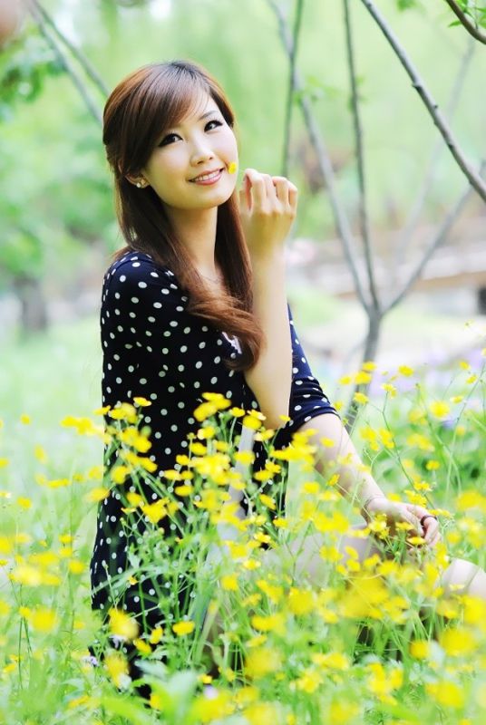 人比黄花儿美清纯美女户外阳光写真