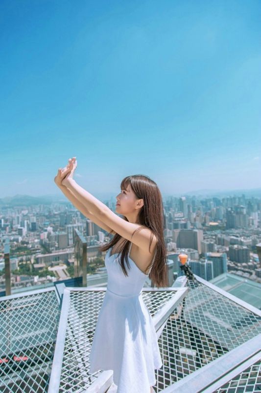 甜美女孩穿无袖白裙可爱清纯天台唯美高清气质写真