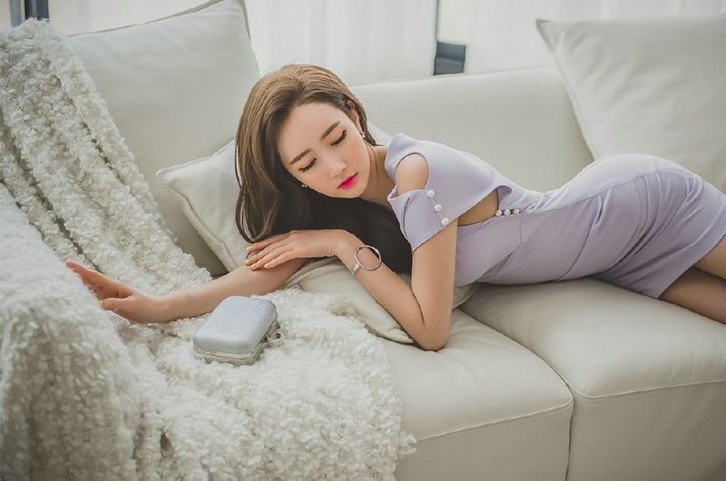 卷发气质女神紫罗兰裙傲人身姿妩媚妖艳摄影写真