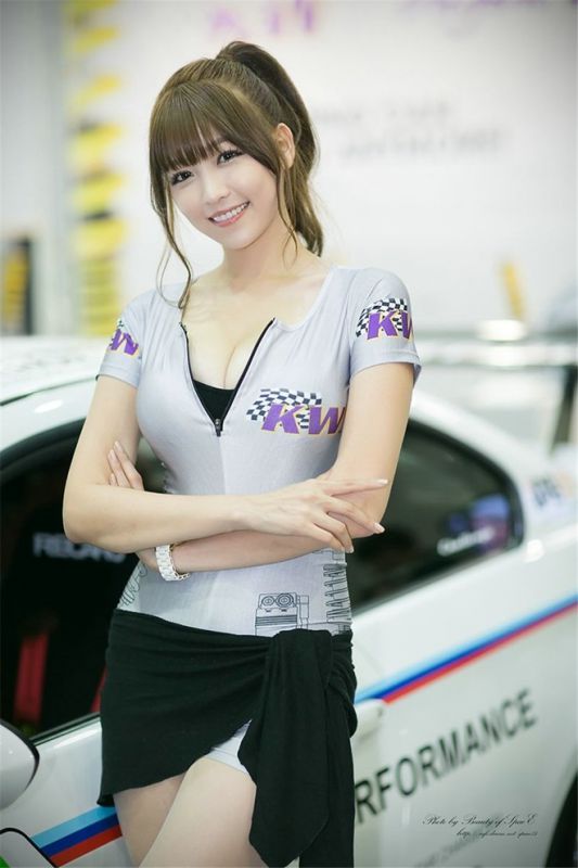 韩国美女车模吐舌卖萌清纯豪车美女酥胸美乳性感图片