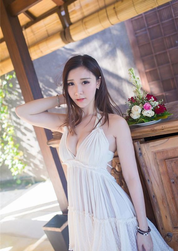 柔嫩性感美女嫩模酥胸乳沟诱人纱裙比基尼户外大胆写真