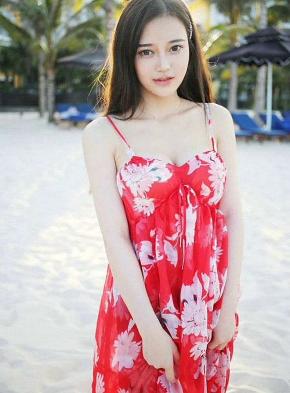 清纯长发美女碎花吊带裙秀诱人美乳事业线海景沙滩美女旅拍写真
