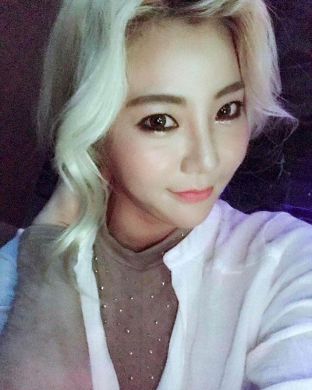 韩国举牌女郎Lee Bom Yi浓妆艳抹非主流自拍照
