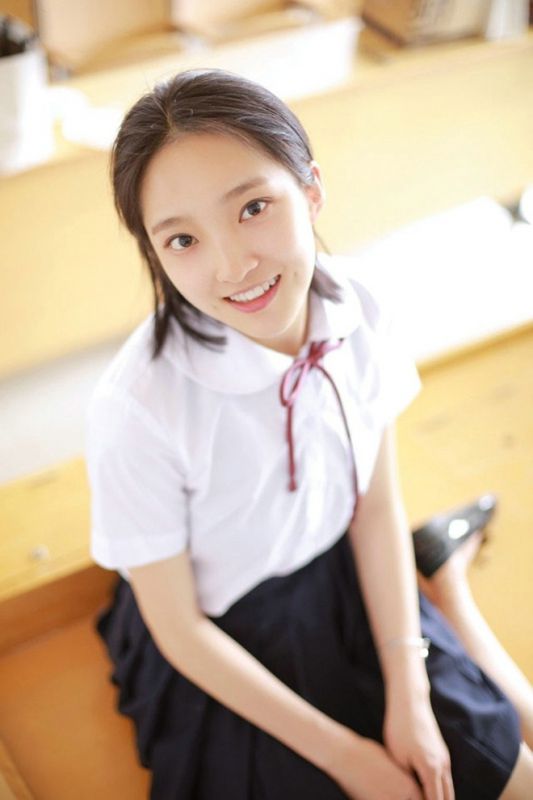 梨涡甜美女学生妹教室学生制服清纯靓丽高清写真