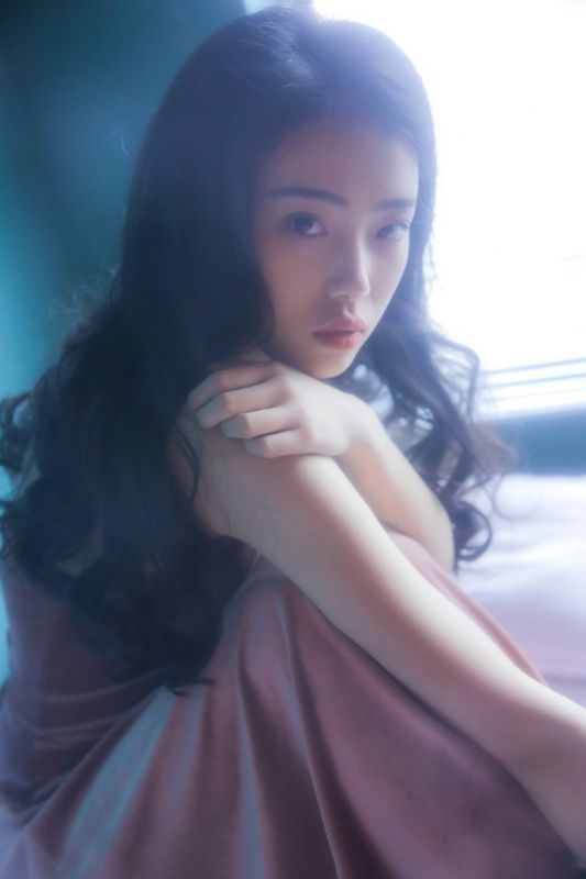 宅男女神清澈大眼性感娇嫩吊带裙清纯甜美摄影写真