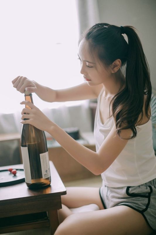 清纯马尾女孩白色吊带樱桃般水嫩可爱唯美艺术写真