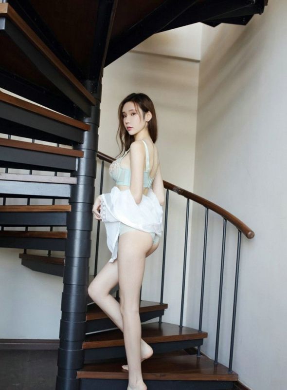 内衣少妇美乳白皙肌肤蕾丝睡衣楼梯处长腿销魂写真