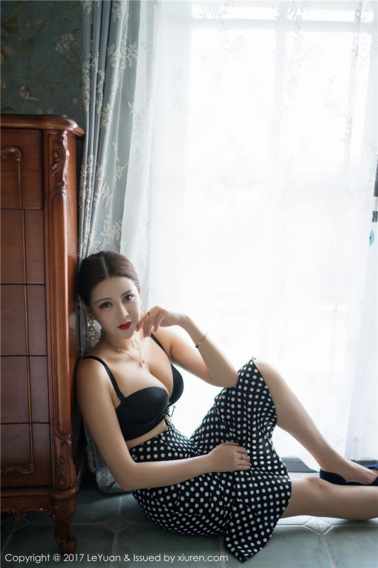 性感少妇美希子黑木耳边碎花裙私房内衣秀乳写真