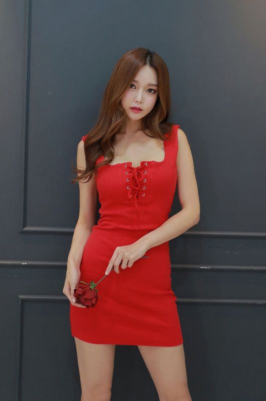 红裙气质大长腿美眉火辣身材性感美腿私房艺术写真
