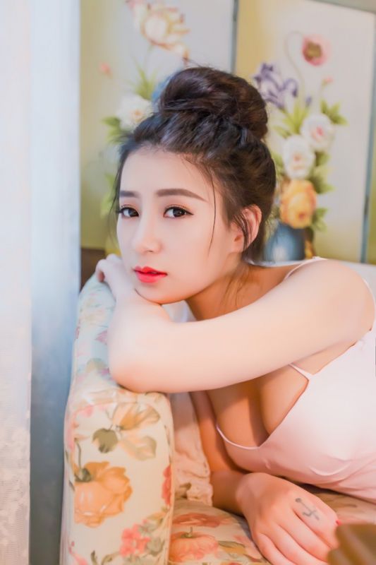 巨乳辣妹波涛胸涌风骚气质白裙写真