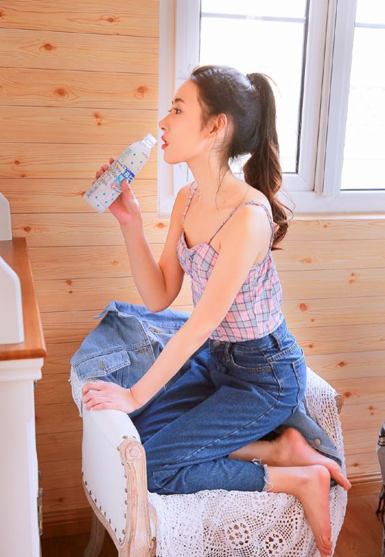 扎马尾的内衣女孩牛仔长裤性感美腿居家诱惑写真