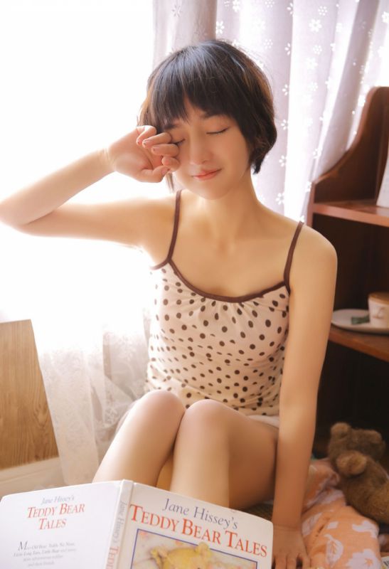 短发氧气妹子可爱居家睡衣小清新摄影性感写真
