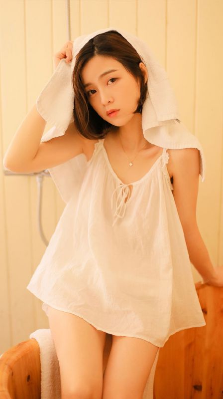 白嫩清纯萌妹闺房酥胸内衣性感短发美女写真