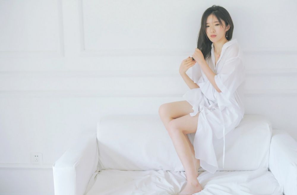 妖娆多情美女少妇白衬衣房内妩媚酥胸大奶诱惑写真