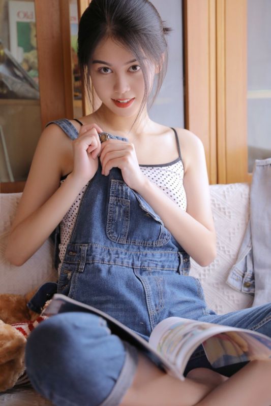 95后青春少女沙发上背带裤吊带脱落性感诱惑写真