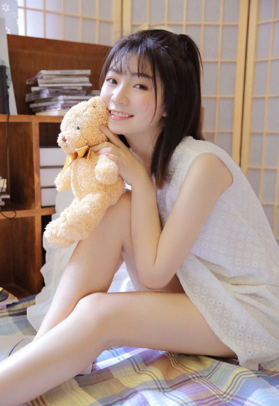 00后机灵美少女闺房白裙子裸白皙美腿诱人写真