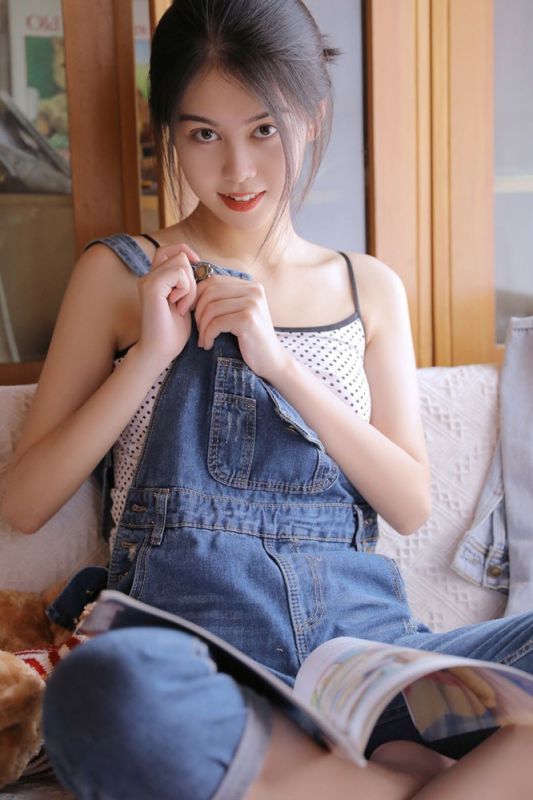 95后青春少女沙发上背带裤吊带脱落性感诱惑写真