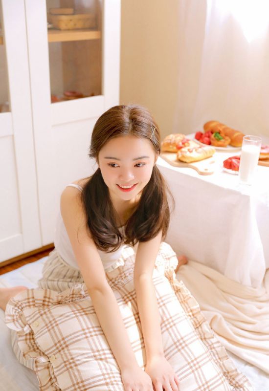 长腿美女古灵精怪床上自由运动性感诱惑照