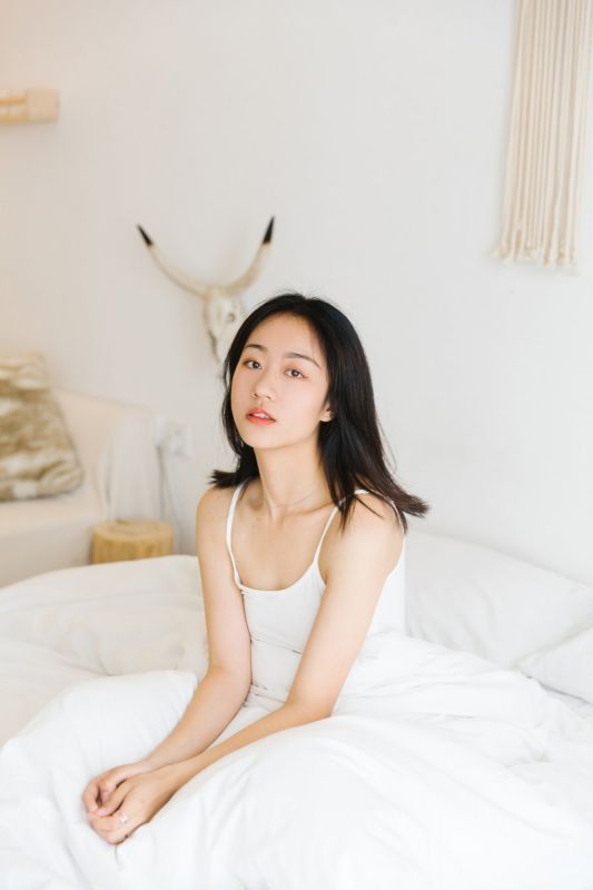 00后微乳少女蕾丝吊带内衣性感丰臀诱惑写真
