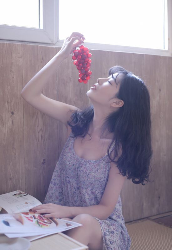 吃葡萄少女火辣身材酥胸深沟私房性感裸照写真