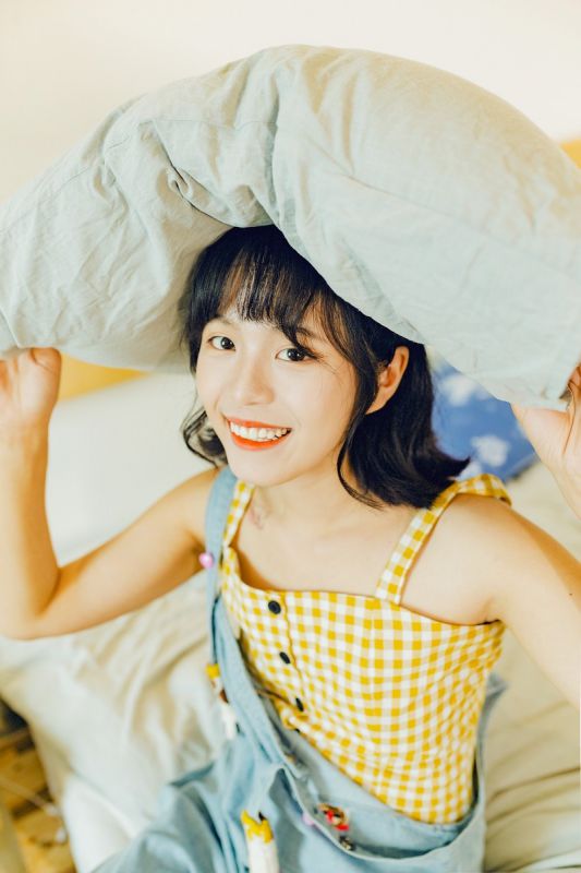 游戏女孩清纯白嫩背带裤床上写真