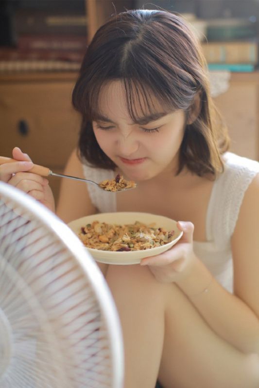 玻璃窗前美色清纯妹妹水嫩脸蛋甜美惹人疼爱居家写真