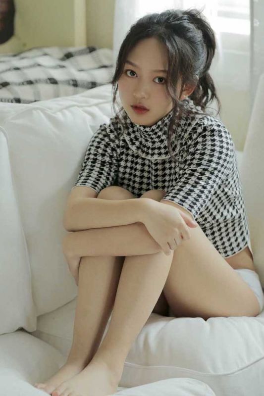 90后美女模特蜜桃小美臀蕾丝粉嫩内裤私房销魂大胆激情写真