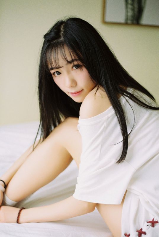 漂亮的素颜姐姐长发妖娆居家内衣白嫩美乳人体艺术写真