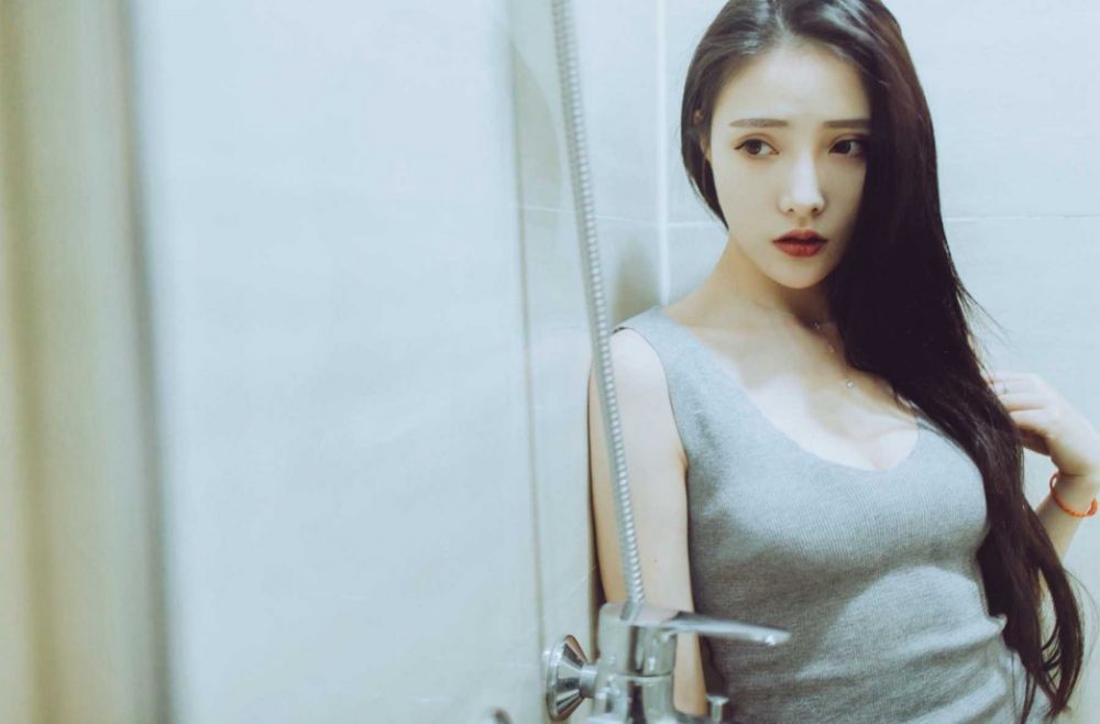 极品御姐美女红唇爆乳浴室大胆湿身惹火福利写真
