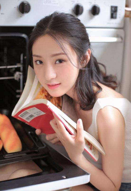 纤瘦美貌少女模特居家厨房悠闲生活性感热裤写真