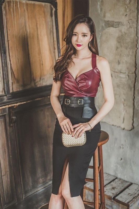 大胸深沟巨乳美女模特摇曳生姿风情诱惑写真