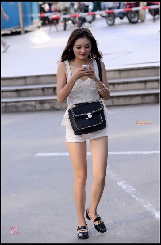 长发美女街头短裙迷人写真