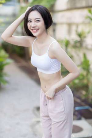 骨感少妇户外露内衣水蛇腰酥胸美乳性感图片