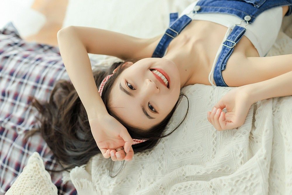 美女模特性感背带裤诱人香背美腿白嫩诱惑写真