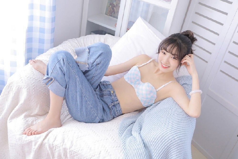 清纯美女模特氧气私房丰腴酥胸养眼内衣写真