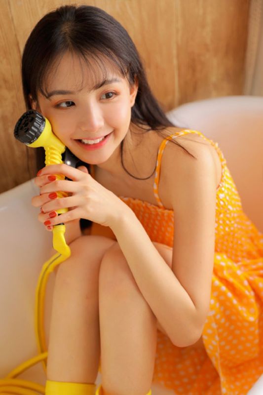 日本小可爱妹妹橘黄色吊带浴缸戏水性感养眼摄影写真